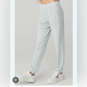 ALO: HIGH-WAIST RIBBED WHISPER PANT 
Athletic Heather Grey / S